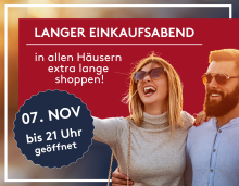Junges Paar lacht beim Einkaufsbummel, Ankündigung für langen Einkaufsabend am 7. November bis 21 Uhr.