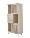 Heller Holzschrank mit Lamellentüren, offenen Fächern und Schubladen, modernes skandinavisches Design.