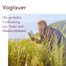 Werbegrafik für Voglauer: Rechts ein Mann in Outdoor-Kleidung, der inmitten eines sonnendurchfluteten, hohen Grasfeldes ein Buch liest; links oben der Schriftzug „Voglauer“ in Dunkelrot. Darunter in weisser und ku
