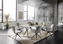Moderner weißer Drehstuhl mit Armlehnen und Metallbeinen, ergonomisches Design für Büro oder Esszimmer.