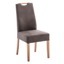 Moderner Esszimmerstuhl mit braunem Stoffbezug und Holzbeinen, ergonomisch geformt, freigestellt auf weißem Hintergrund.