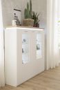Weiße Kommode mit Glasvitrine, dekoriert mit Kakteen, Pflanzen und modernen Wohnaccessoires im hellen Wohnzimmer.