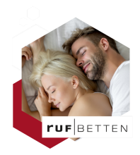 erliebtes Paar schläft entspannt in einem ruf|BETT – für traumhaften Komfort und stilvolles Schlafzimmerambiente