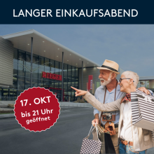 Älteres Paar mit Einkaufstaschen vor Möbelhaus Rieger, langer Einkaufsabend am 17. Oktober bis 21 Uhr.