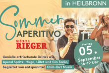 Junge Menschen genießen Sommer-Aperitivo mit Drinks und Musik bei Möbel Rieger in Heilbronn am 5. September.