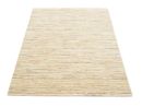 Moderner, rechteckiger Teppich in Beige mit dezentem Streifenmuster auf weißem Hintergrund, Wohnzimmerteppich.