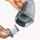 Hand entfernt HEPA-Filter aus kabellosem Severin Handstaubsauger, Reinigung und Wartung des Staubsaugers.