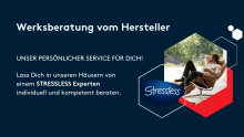 Zwei Personen sitzen entspannt auf bequemen Stressless-Sesseln in einer modernen, hellen Umgebung, während eine dritte Person sie freundlich berät; im Hintergrund sind weitere Möbelstücke ausgestellt.