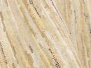 Beiger Teppich mit abstraktem Muster in Beige, Braun, Orange und Grau, moderne Wohntextilien, Nahaufnahme.