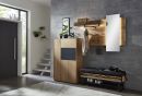 Moderne Garderobe aus Holz mit Spiegel, Bank, Pflanzen und Jacke, ideal für den Flur, natürliches Design.