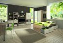Modernes, helles Jugendzimmer mit Holzmöbeln, Bett, Schreibtisch, Regalen und viel Tageslicht, grüne Akzente.