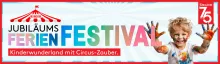 Bunte Werbegrafik für das „Jubiläums-Ferien-Festival“ mit einem lachenden Kind, dessen Hände und Kleidung mit Farbe bemalt sind. Im roten Kreis steht: „Kinderwunderland mit Zirkus-Zauber“. Oben rechts befindet sich das Logo „75 Jahre Jubiläum“.
