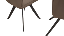 Brauner Stuhl mit Metallbeinen, modernes Design, Detailaufnahme der Stuhlbeine auf weißem Hintergrund.