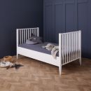 Zwei weiße Bettseiten aus Holz, rechteckig, für Einzelbett, modernes Schlafzimmermöbel, isoliert auf weißem Hintergrund.