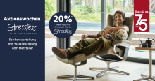 Mann entspannt in Stressless-Sessel, Aktionswochen mit 20% Rabatt, Jubiläum 75 Jahre, Werksberatung.