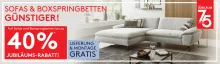 40 % Rabatt auf Sofas und Boxspringbetten Werbebanner mit grauem Ecksofa in modernem Wohnzimmer; Text: „Sofas & Boxspringbetten günstiger! 40 % Jubiläums-Rabatt“, dazu Hinweis auf gratis Lieferung & Montage.