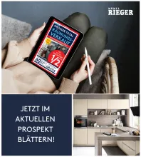 Frau liest Möbel Rieger Prospekt auf Tablet, moderne Küche im Hintergrund, aktueller Räumungsverkauf.
