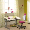 Moderner Schreibtisch mit pinkem Stuhl am Fenster, Bücher, Blume, Kinderzimmer, helle freundliche Atmosphäre.