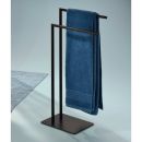 Moderner, schwarzer Handtuchständer mit blauem Handtuch auf hellem Hintergrund, Badezimmer-Accessoire.