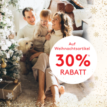Familie mit Kind und Hund sitzt an Weihnachtsbaum, 30% Rabatt auf Weihnachtsartikel, festliche Stimmung