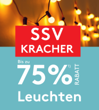Werbegrafik mit dem Schriftzug „SSV-Kracher – Bis zu 75 % Rabatt auf Leuchten“. Im Hintergrund eine stimmungsvolle Lichterkette mit warm leuchtenden Glühbirnen an einer Wand