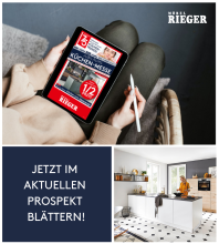 Frau liest Möbel Rieger Prospekt auf Tablet, moderne Küche im Hintergrund, Küchenangebote, Küchenmesse.