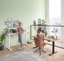 Höhenverstellbarer Schreibtisch in Weiß mit digitalem Bedienfeld, modernes Design, ergonomischer Arbeitsplatz.