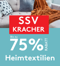 Werbegrafik mit dem Text "SSV KRACHER – Bis zu 75 % Rabatt auf Heimtextilien" auf türkisfarbenem Hintergrund. Links im Bild ist ein gemütlich eingerichtetes Wohnzimmer mit hellgrauem Sofa, blauen Zierkissen