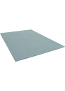 Hellblauer, rechteckiger Teppich aus weichem Material, moderner Wohnzimmerteppich, minimalistisches Design.