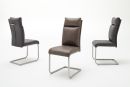 Drei moderne Freischwinger-Stühle aus Leder mit Metallgestell auf weißem Hintergrund, Designermöbel.
