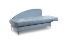 Modernes, hellblaues Sofa mit gepolsterter Liegefläche und asymmetrischer Rückenlehne auf Metallfüßen.