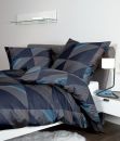 Bettwäsche-Set mit geometrischem Muster in Blau und Grau, bestehend aus Decke und zwei Kissenbezügen.