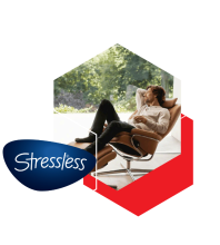 Stressless Logo und ein Mann entspannt in einem Stressless Sessel mit Blick ins Grüne – skandinavisches Design trifft auf höchsten Komfort