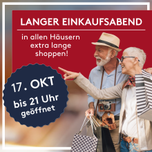 Älteres Paar mit Einkaufstaschen beim langen Einkaufsabend, geöffnet bis 21 Uhr am 17. Oktober, Shopping-Event.