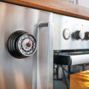 Küchentimer an Edelstahl-Backofen, mechanisch, zeigt 55 Minuten, moderne Küche, Backzubehör, Zeitmanagement.