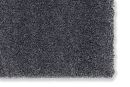 Dunkelgrauer Teppichboden mit weicher, dichter Oberfläche, Nahaufnahme, modernes Wohnaccessoire.
