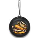 Bratpfanne mit gebratenen bunten Karotten und roten Zwiebeln, gesundes Gemüsegericht, Draufsicht.