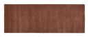 Rechteckiger, brauner Hochflor-Teppich auf weißem Hintergrund, weiche Oberfläche, modernes Wohnaccessoire.