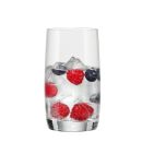 Klares Wasserglas mit Eiswu00fcrfeln, Himbeeren und Blaubeeren, erfrischendes Sommergetru00e4nk auf weiu00dfem Hintergrund.