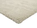 Weißer Hochflor-Teppich mit weicher, flauschiger Oberfläche, moderne Wohnraumdekoration, Detailansicht