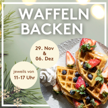 Teller mit frischen Waffeln, Erdbeeren und Blaubeeren, Ankündigung Waffelbacken am 29.11. und 06.12., 11–17 Uhr.