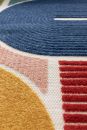 Bunter Teppich mit geometrischen Mustern in Blau, Rot, Gelb und Rosa, moderne Wohnkultur, Nahaufnahme.