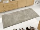 Webteppich Melanie Beige 80 x 300 cm Beiger Hochflor-Teppichläufer auf hellem Holzboden vor Sideboard, moderne Einrichtung, gemütliches Wohnzimmer.