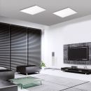 Modernes Wohnzimmer mit LED-Panel-Deckenleuchten, Glas-Couchtisch, TV und schwarzen Jalousien.