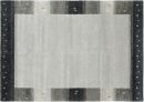 Moderner, quadratischer Teppich in Grau mit dunklen, gemusterten Rändern und dezentem, geometrischem Design.