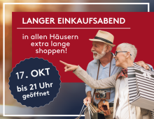 Älteres Paar mit Einkaufstaschen beim langen Einkaufsabend, Geschäfte am 17. Oktober bis 21 Uhr geöffnet.