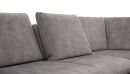 Graues Sofa mit weichem Stoffbezug und bequemen Rückenlehnen, modernes Wohnzimmermöbel auf weißem Hintergrund.