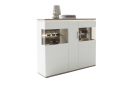 Modernes Sideboard in Weiß mit Glasvitrine, LED-Beleuchtung, Dekoration und Büchern auf Holzplatte.