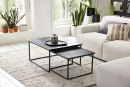 Zwei moderne, rechteckige Couchtische aus schwarzem Metall und Holz, platzsparend ineinander schiebbar.