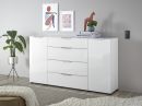 Weiße Hochglanz-Kommode mit vier Schubladen, Deko, Pflanzen und Bildern im modernen Wohnzimmer-Design.